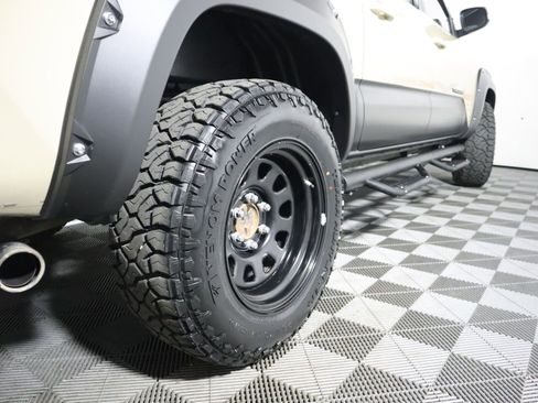 Used 2019 Toyota Tacoma TRD Off-Road w/ Technology Package AWD/4WD image 9