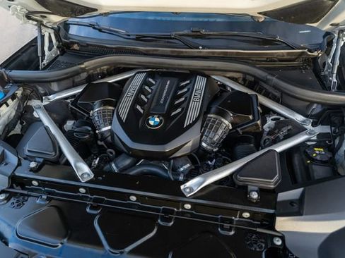 Used 2022 BMW X7 M50i w/ Dynamic Handling Package image 45