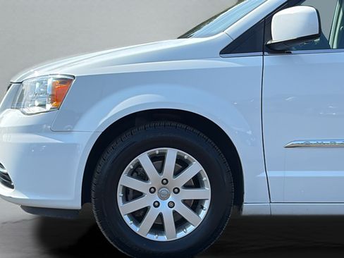 Used 2016 Chrysler Town & Country Touring FWD image 27