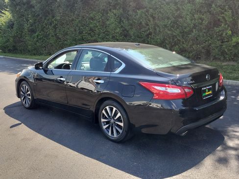 Used 2017 Nissan Altima 2.5 SL w/ Moonroof Package FWD image 3