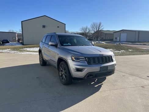 Used 2016 Jeep Grand Cherokee Limited 75th Anniversary image 3