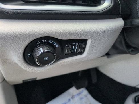 Used 2023 Chrysler Pacifica Touring-L FWD image 22