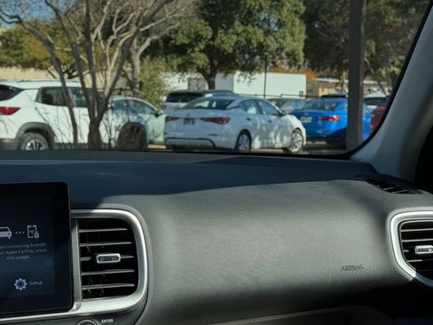 Used 2025 Hyundai Venue SEL image 36