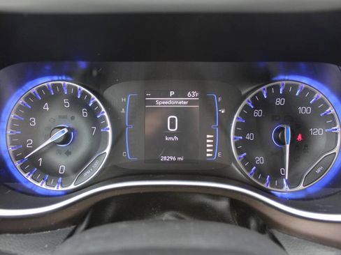 Used 2019 Chrysler Pacifica Touring-L FWD image 11