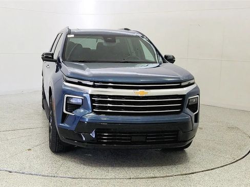 Used 2025 Chevrolet Traverse High Country FWD image 2