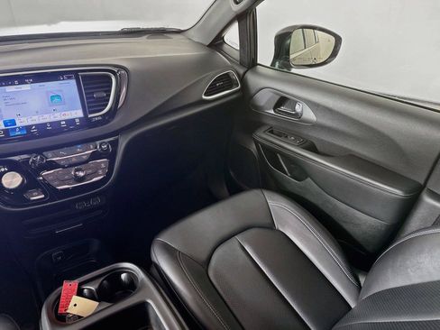 Used 2025 Chrysler Pacifica Select FWD image 23