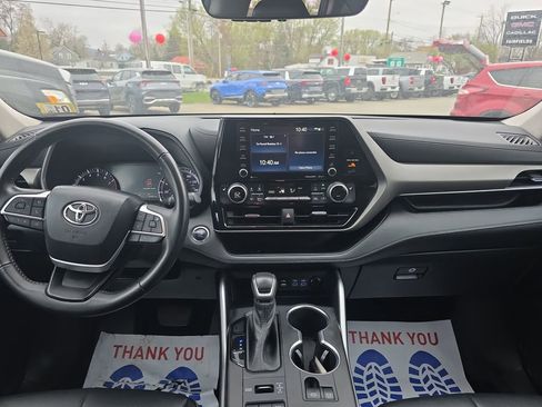 Used 2022 Toyota Highlander XLE AWD/4WD image 12