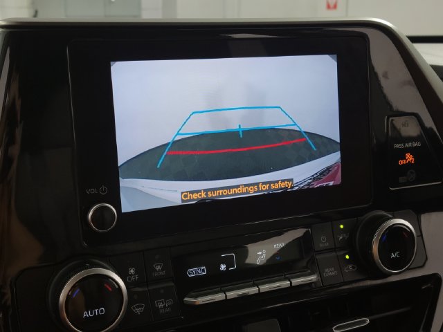 Used 2024 Toyota Highlander LE FWD image 20