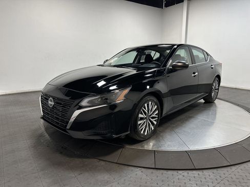 Used 2025 Nissan Altima 2.5 SV FWD image 1