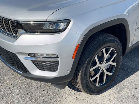 New 2025 Jeep Grand Cherokee Limited w/ Luxury Tech Group II image 8