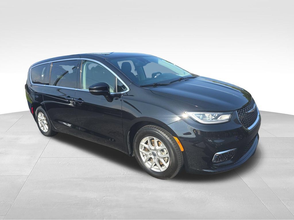 Used 2024 Chrysler Pacifica Touring-L FWD image 7