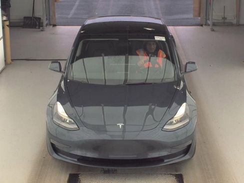 Used 2022 Tesla Model 3 Performance image 2