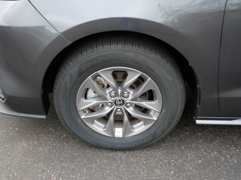 Certified 2025 Toyota Sienna XLE FWD image 8