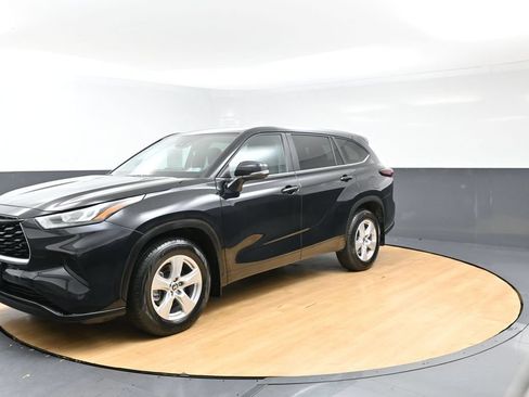 Used 2024 Toyota Highlander LE AWD/4WD image 4