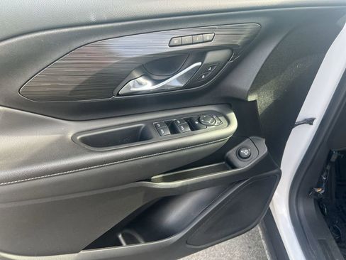 Used 2024 GMC Terrain SLT image 14