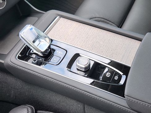 New 2026 Volvo XC90 B5 Ultra w/ Protection Package Premier AWD/4WD image 18