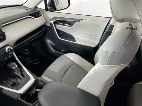 Used 2021 Toyota RAV4 XLE Premium image 23