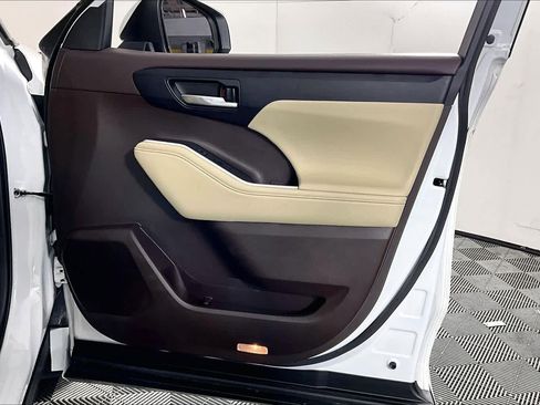 Used 2022 Toyota Highlander XLE image 21