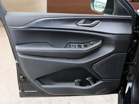 New 2025 Jeep Grand Cherokee Altitude image 10