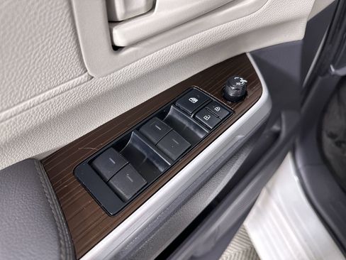 Used 2022 Toyota Sienna LE image 58