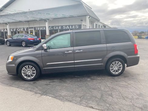 Used 2016 Chrysler Town & Country Touring-L image 8