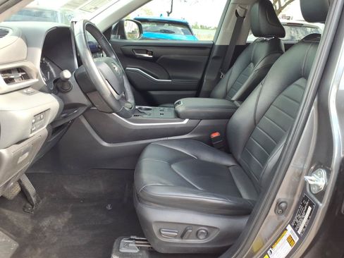 Used 2023 Toyota Highlander XLE FWD image 13