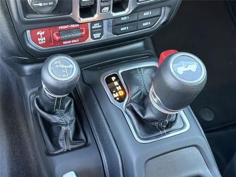 Used 2025 Jeep Wrangler Unlimited Rubicon AWD/4WD image 30
