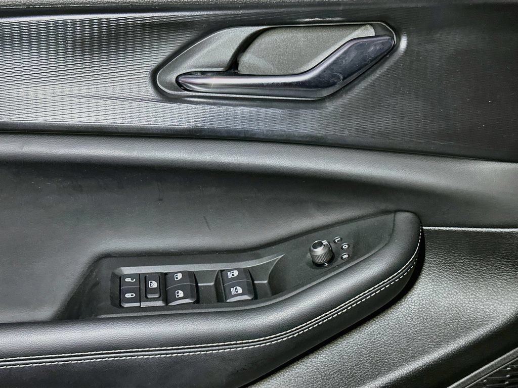 Used 2025 Jeep Grand Cherokee L Altitude AWD/4WD image 17