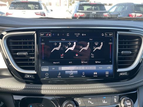 New 2026 Chrysler Pacifica Select image 24