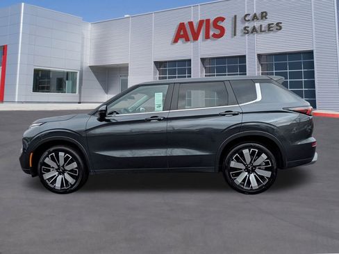 Used 2025 Mitsubishi Outlander SE image 10