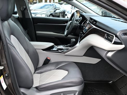 Used 2018 Toyota Camry XLE image 33