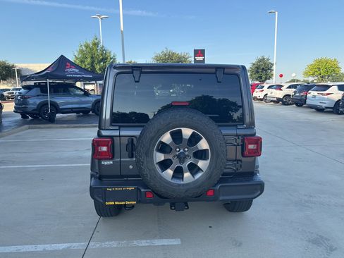 Used 2019 Jeep Wrangler Unlimited Sahara AWD/4WD image 4