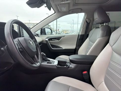 Used 2020 Toyota RAV4 XLE Premium image 22