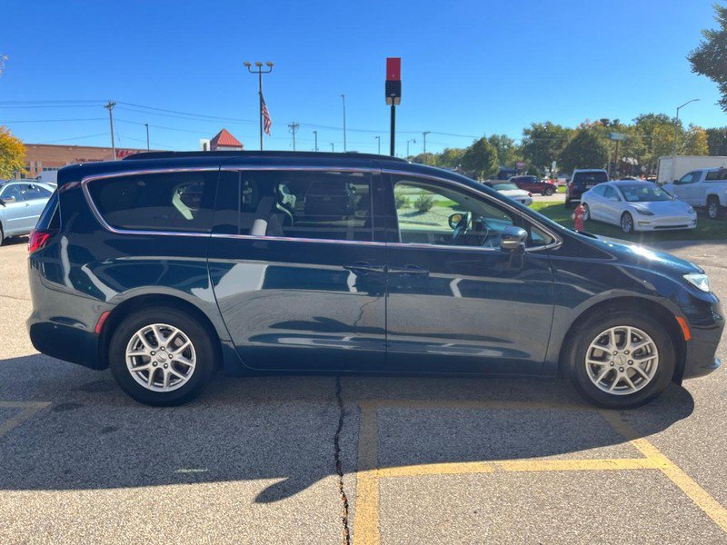 Used 2022 Chrysler Pacifica Touring-L w/ Uconnect Theater Family Group FWD image 4