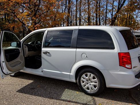 Used 2019 Dodge Grand Caravan SE w/ UConnect Hands-Free Group image 7