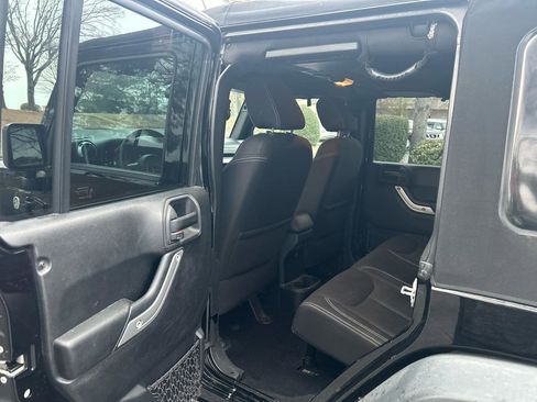 Used 2015 Jeep Wrangler Unlimited Rubicon w/ Connectivity Group AWD/4WD image 14