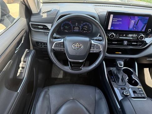 Used 2024 Toyota Highlander Limited AWD/4WD image 25