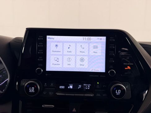 Used 2022 Toyota Highlander XLE FWD image 19
