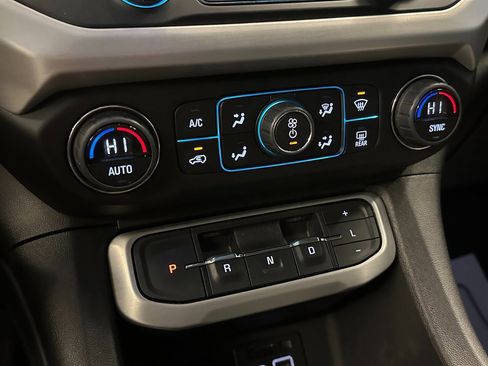 Used 2023 GMC Acadia SLT image 13