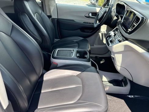 Used 2023 Chrysler Pacifica Touring-L FWD image 9