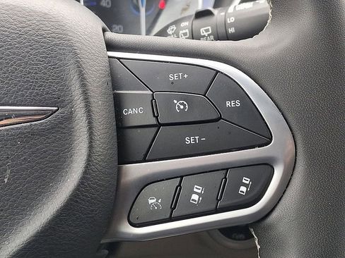 Used 2024 Chrysler Pacifica Touring-L image 21