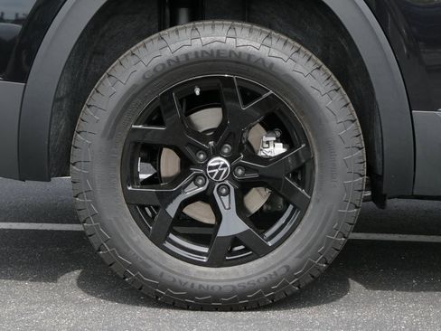 New 2025 Volkswagen Atlas Peak Edition SE image 21