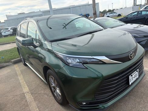 Used 2026 Toyota Sienna XLE FWD image 6