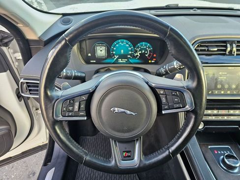 Used 2018 Jaguar F-PACE S image 31