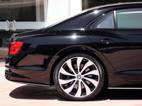 Used 2022 Bentley Flying Spur Plug-In Hybrid AWD/4WD image 10