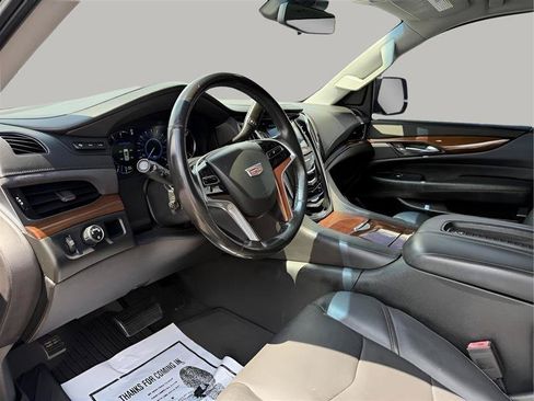 Used 2019 Cadillac Escalade ESV Luxury RWD image 20