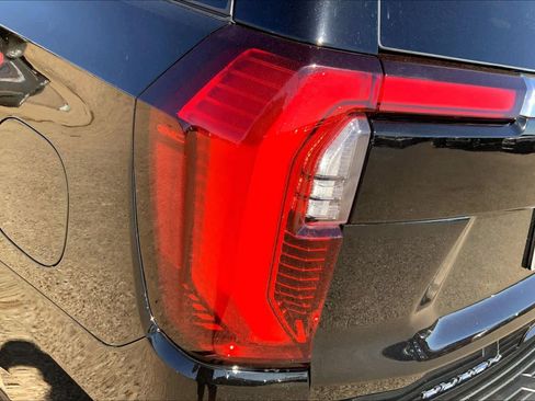 Used 2025 GMC Yukon Denali image 32