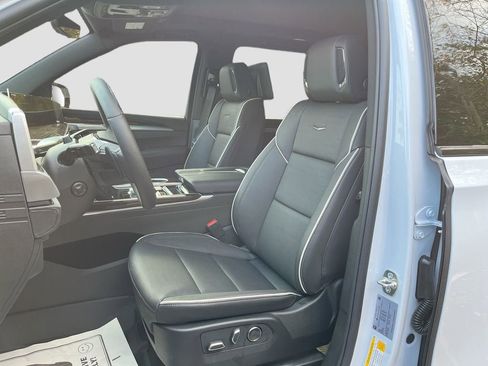 New 2026 Cadillac Escalade ESV Luxury w/ LPO, Radiant Package image 21