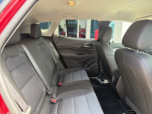 Used 2025 Chevrolet Trax LT w/ LT Convenience Package FWD image 24
