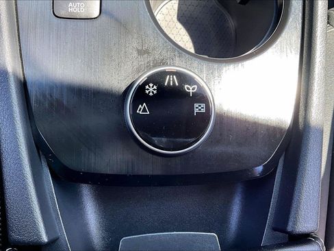 Used 2025 Nissan Rogue S AWD/4WD image 16